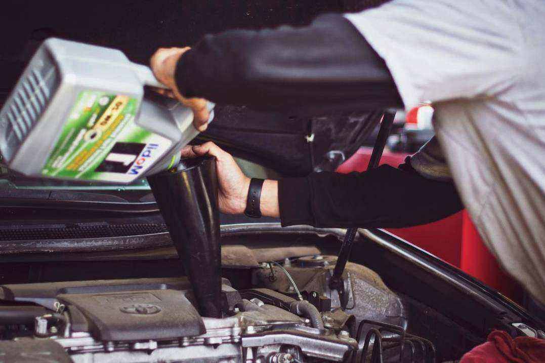 Monteur met OBD kabel uitlezen auto